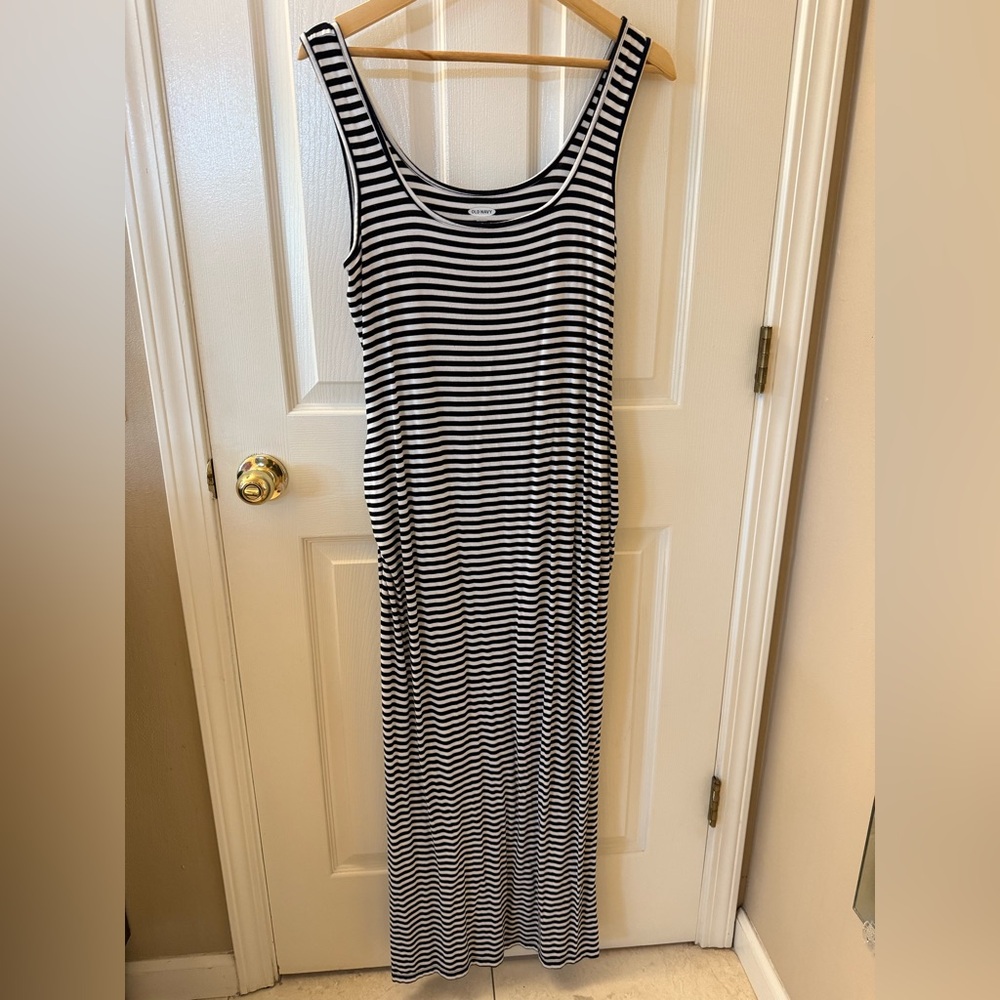 Old Navy Maxi Maternity Dress - Picture 2 of 6